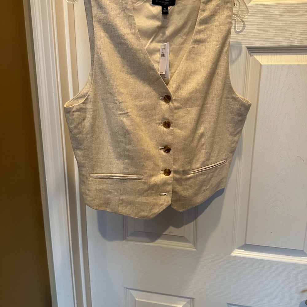 Banana Republic button up vest NWT Size 14